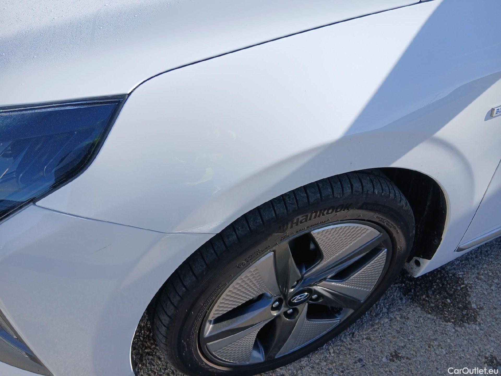  Hyundai   Ioniq HYUNDAI / 2019 / 5P / berlina con portón 1.6 GDI HEV Style DT #3