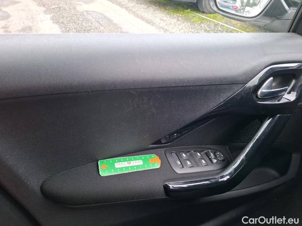  Peugeot  208  Allure Business 1.2 PureTech 110CV BVA6 E6 #17