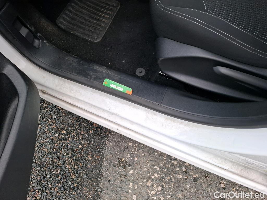  Peugeot  208  Allure Business 1.2 PureTech 110CV BVA6 E6 #15