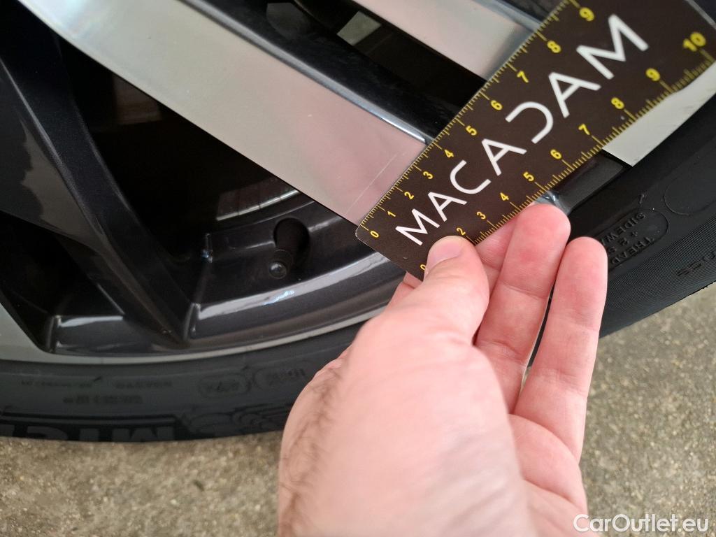  Peugeot  3008 PEUGEOT  / 2020 / 5P / SUV 1.6 HYBRID 225 E-EAT8 Allure Pack #9