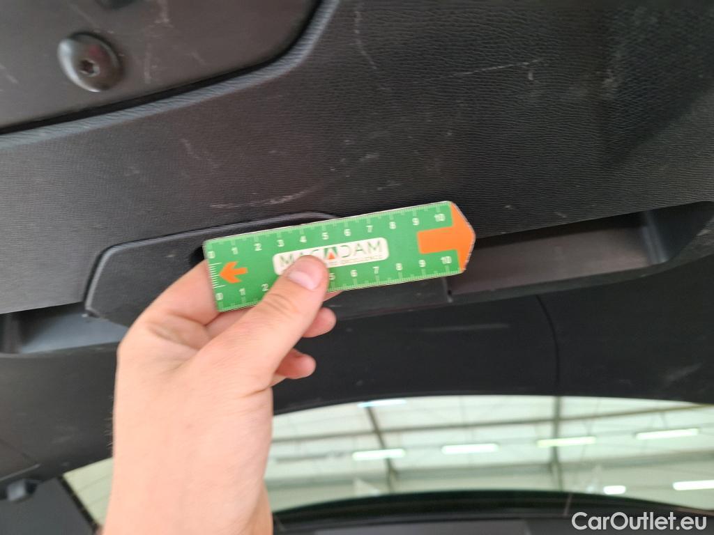  Peugeot  3008 PEUGEOT  / 2020 / 5P / SUV 1.6 HYBRID 225 E-EAT8 GT #28