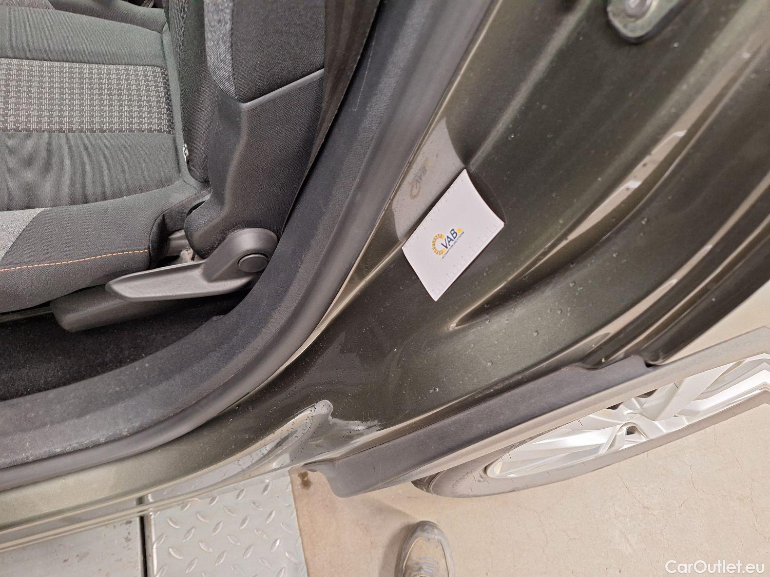  Peugeot  5008 Peugeot,  '16, Peugeot  1.2 PureTech 96kW S&S EAT8 Active 5d #37