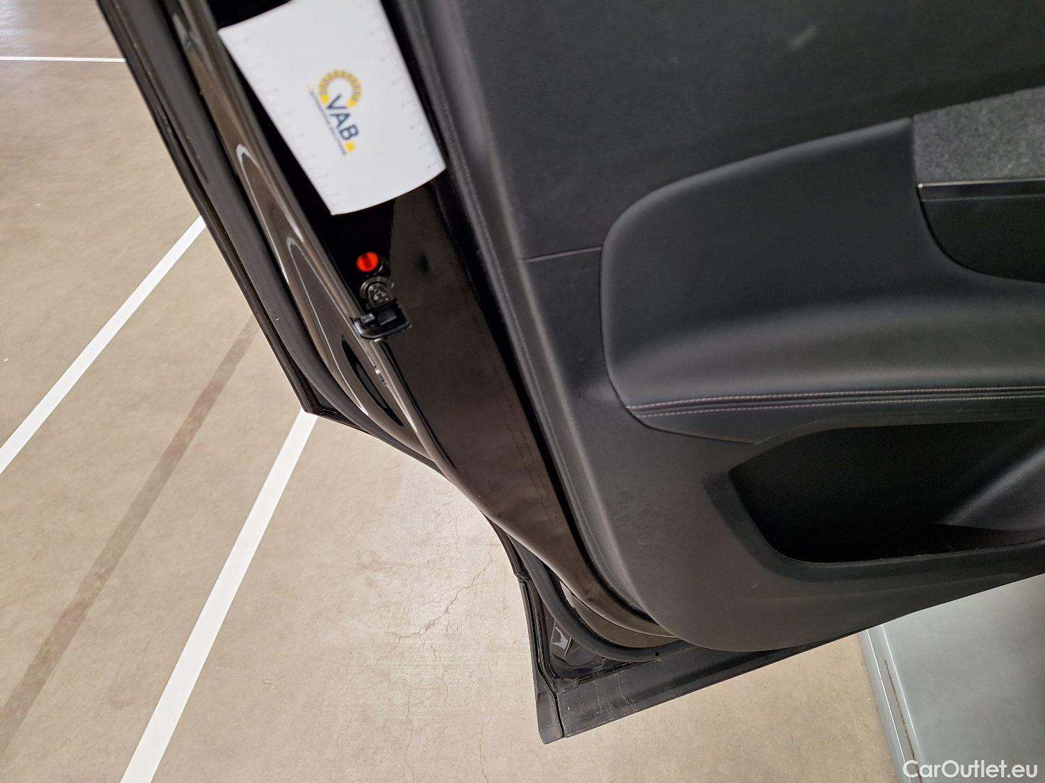  Peugeot  5008 Peugeot,  '16, Peugeot  1.2 PureTech 96kW S&S EAT8 Allure 5d #38