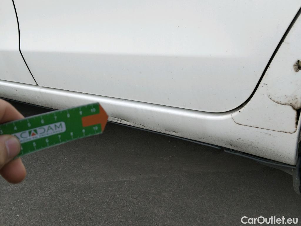  Toyota  Yaris TOYOTA  / 2017 / 5P / berlina con portón 1.5 100H Active #2