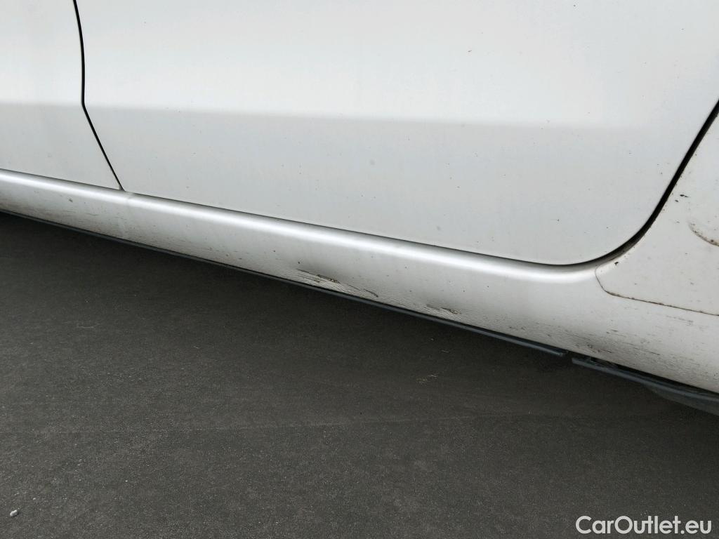  Toyota  Yaris TOYOTA  / 2017 / 5P / berlina con portón 1.5 100H Active #1