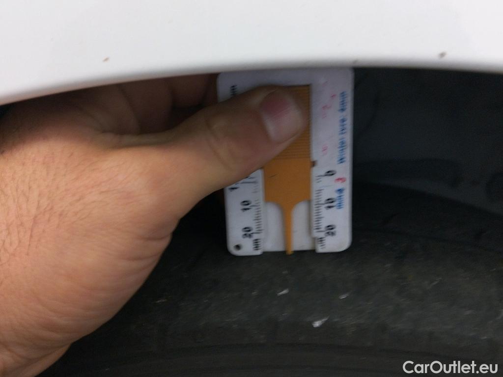  Toyota  Yaris TOYOTA  / 2017 / 5P / berlina con portón 1.5 100H Active #10