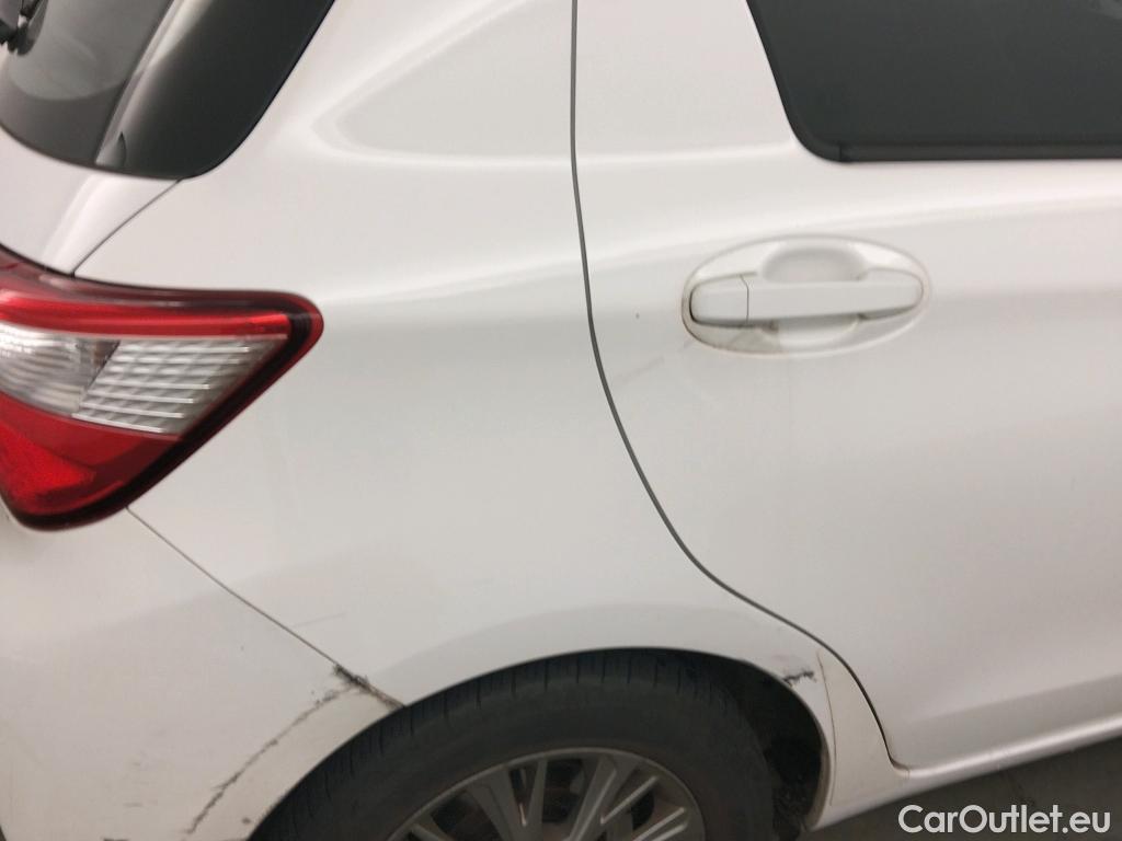  Toyota  Yaris TOYOTA  / 2017 / 5P / berlina con portón 1.5 100H Active #3