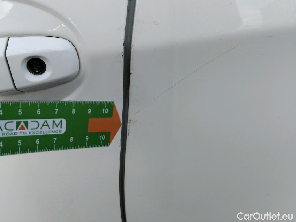  Toyota  Yaris TOYOTA  / 2017 / 5P / berlina con portón 1.5 100H Active #18