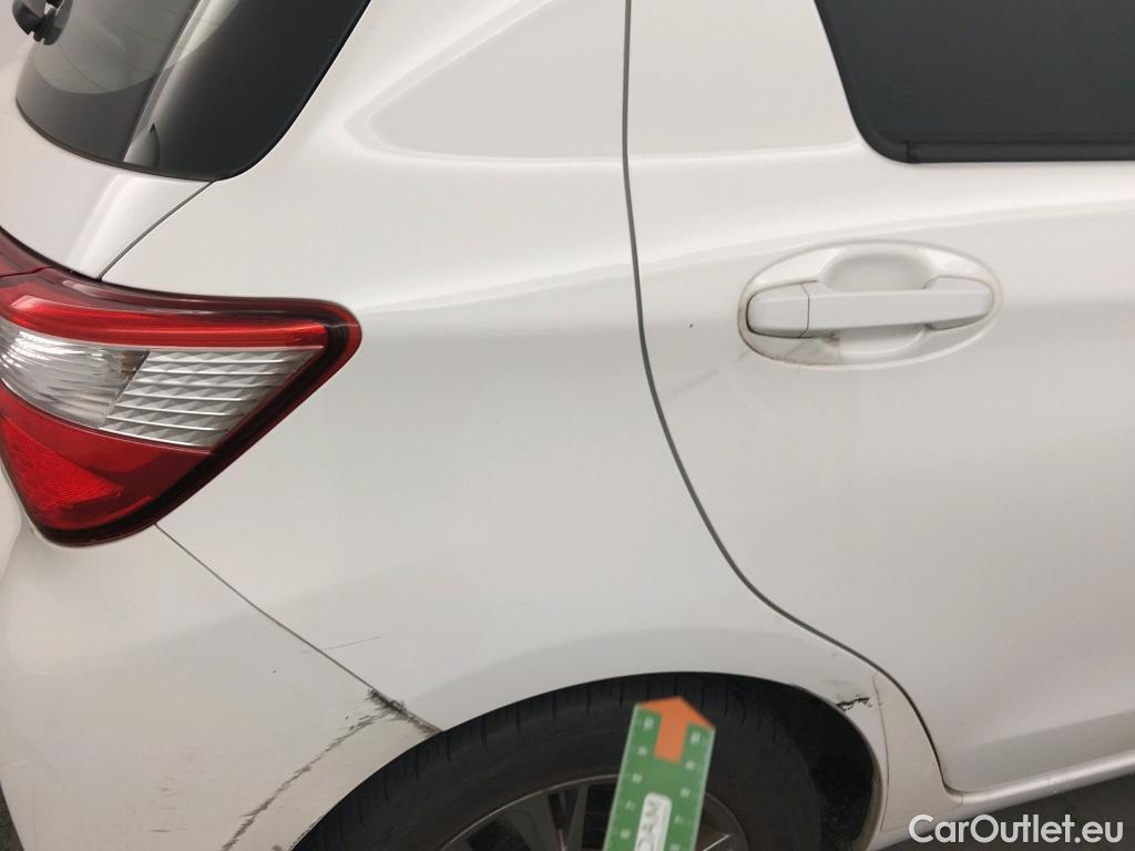  Toyota  Yaris TOYOTA  / 2017 / 5P / berlina con portón 1.5 100H Active #4