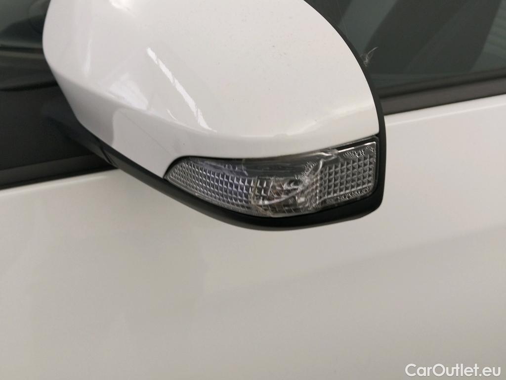  Toyota  Yaris TOYOTA  / 2017 / 5P / berlina con portón 1.5 100H Active #1