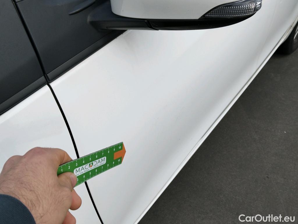  Toyota  Yaris TOYOTA  / 2017 / 5P / berlina con portón 1.5 100H Active #5