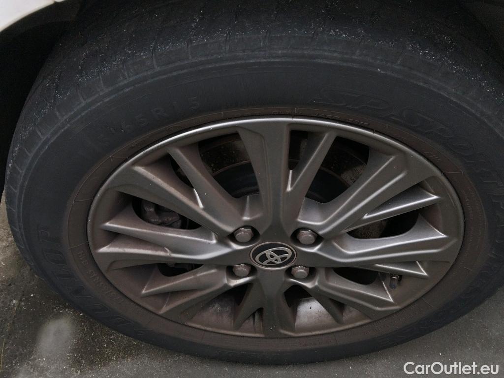  Toyota  Yaris TOYOTA  / 2017 / 5P / berlina con portón 1.5 100H Active #9