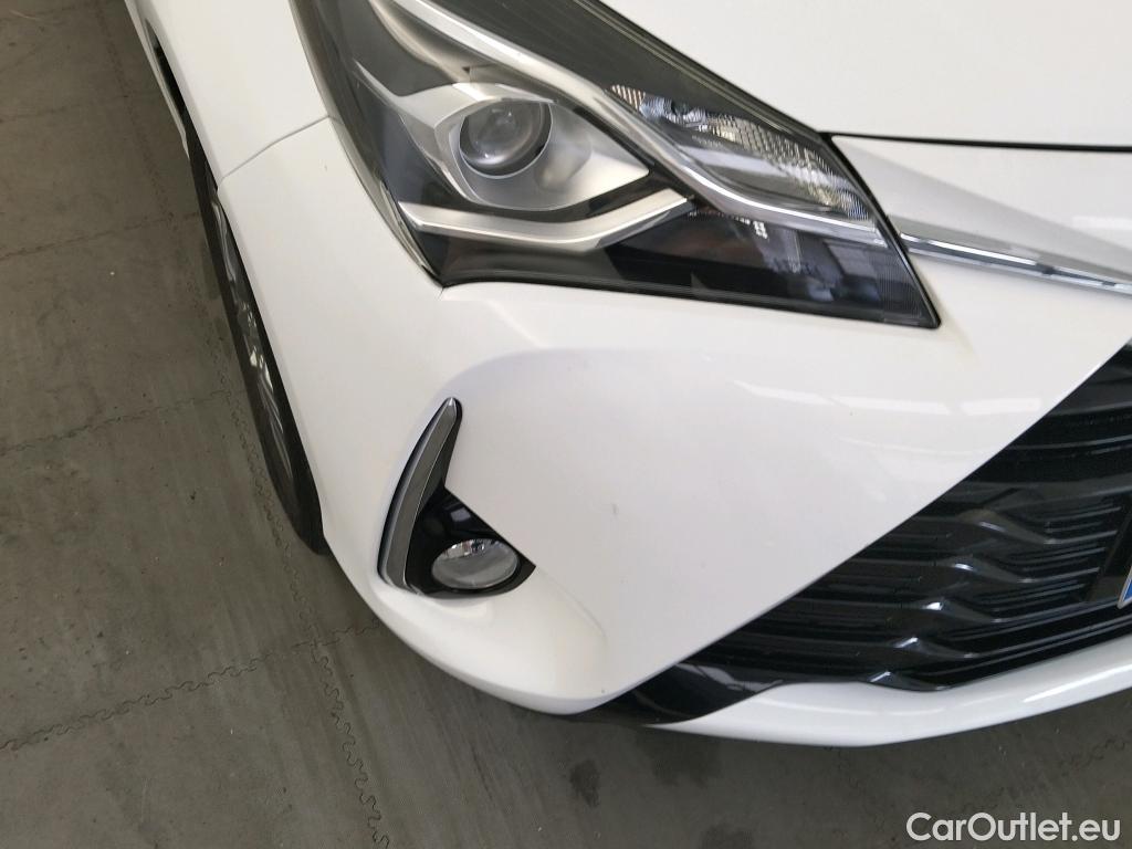  Toyota  Yaris TOYOTA  / 2017 / 5P / berlina con portón 1.5 100H Active #3