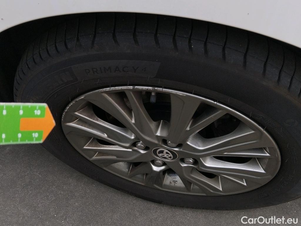  Toyota  Yaris TOYOTA  / 2017 / 5P / berlina con portón 1.5 100H Active #4