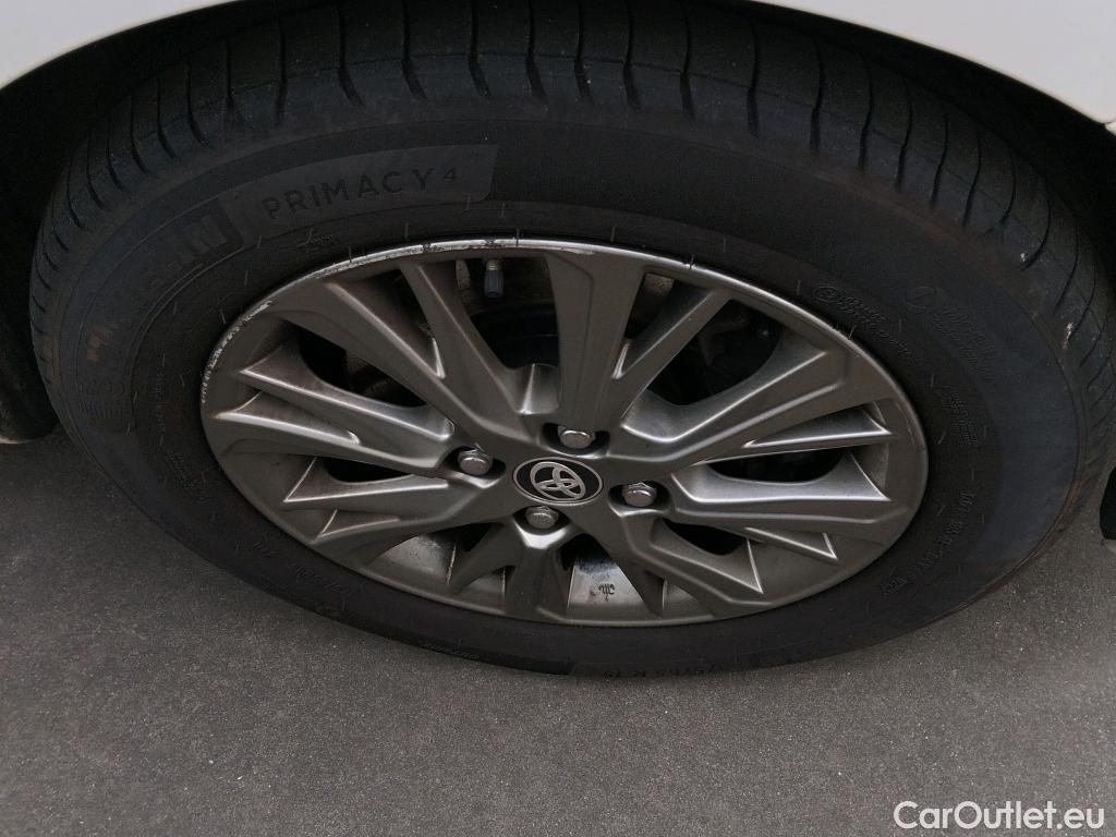  Toyota  Yaris TOYOTA  / 2017 / 5P / berlina con portón 1.5 100H Active #3