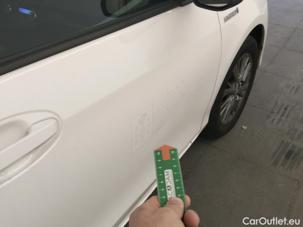  Toyota  Yaris TOYOTA  / 2017 / 5P / berlina con portón 1.5 100H Active #2