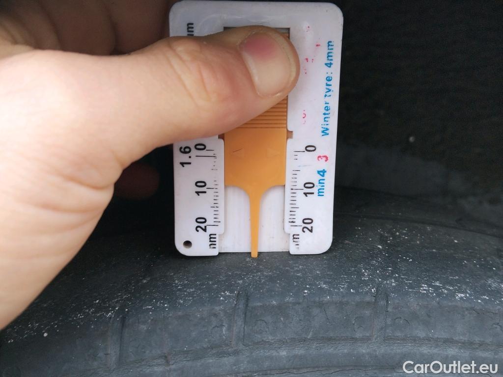  Toyota  Yaris TOYOTA  / 2017 / 5P / berlina con portón 1.5 100H Active #10