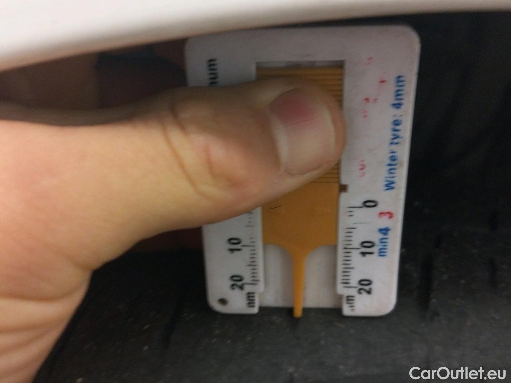  Toyota  Yaris TOYOTA  / 2017 / 5P / berlina con portón 1.5 100H Active #10