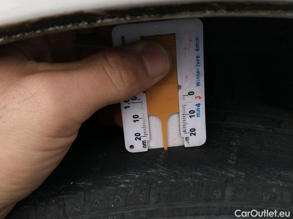  Toyota  Yaris TOYOTA  / 2017 / 5P / berlina con portón 1.5 100H Active #8