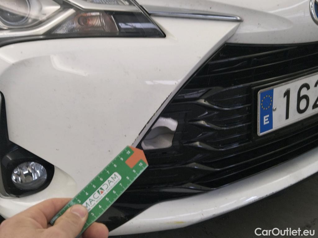  Toyota  Yaris TOYOTA  / 2017 / 5P / berlina con portón 1.5 100H Active #24