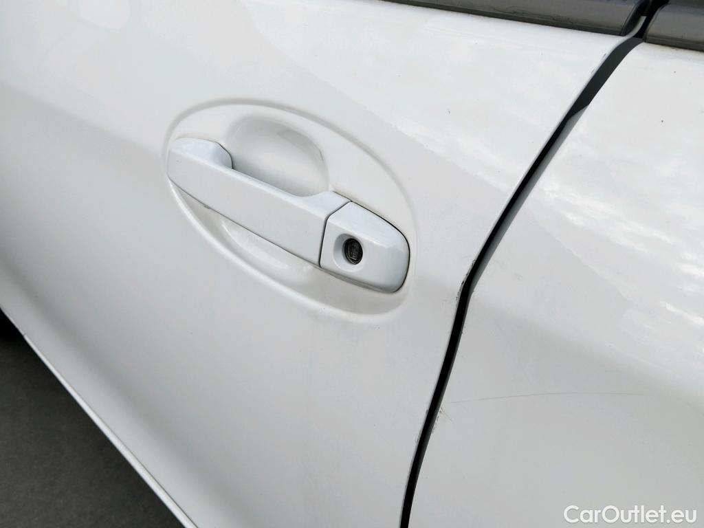  Toyota  Yaris TOYOTA  / 2017 / 5P / berlina con portón 1.5 100H Active #15