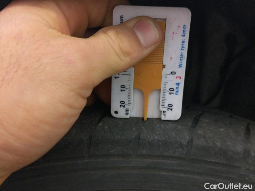  Toyota  Yaris TOYOTA  / 2017 / 5P / berlina con portón 1.5 100H Active #8