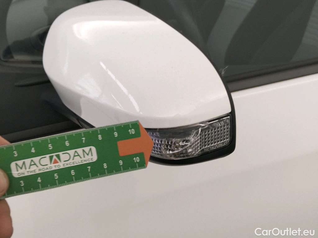  Toyota  Yaris TOYOTA  / 2017 / 5P / berlina con portón 1.5 100H Active #2