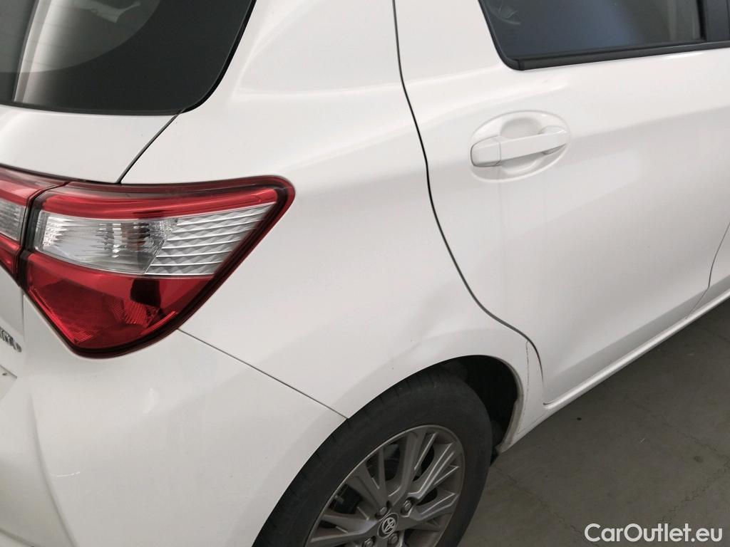  Toyota  Yaris TOYOTA  / 2017 / 5P / berlina con portón 1.5 100H Active #1