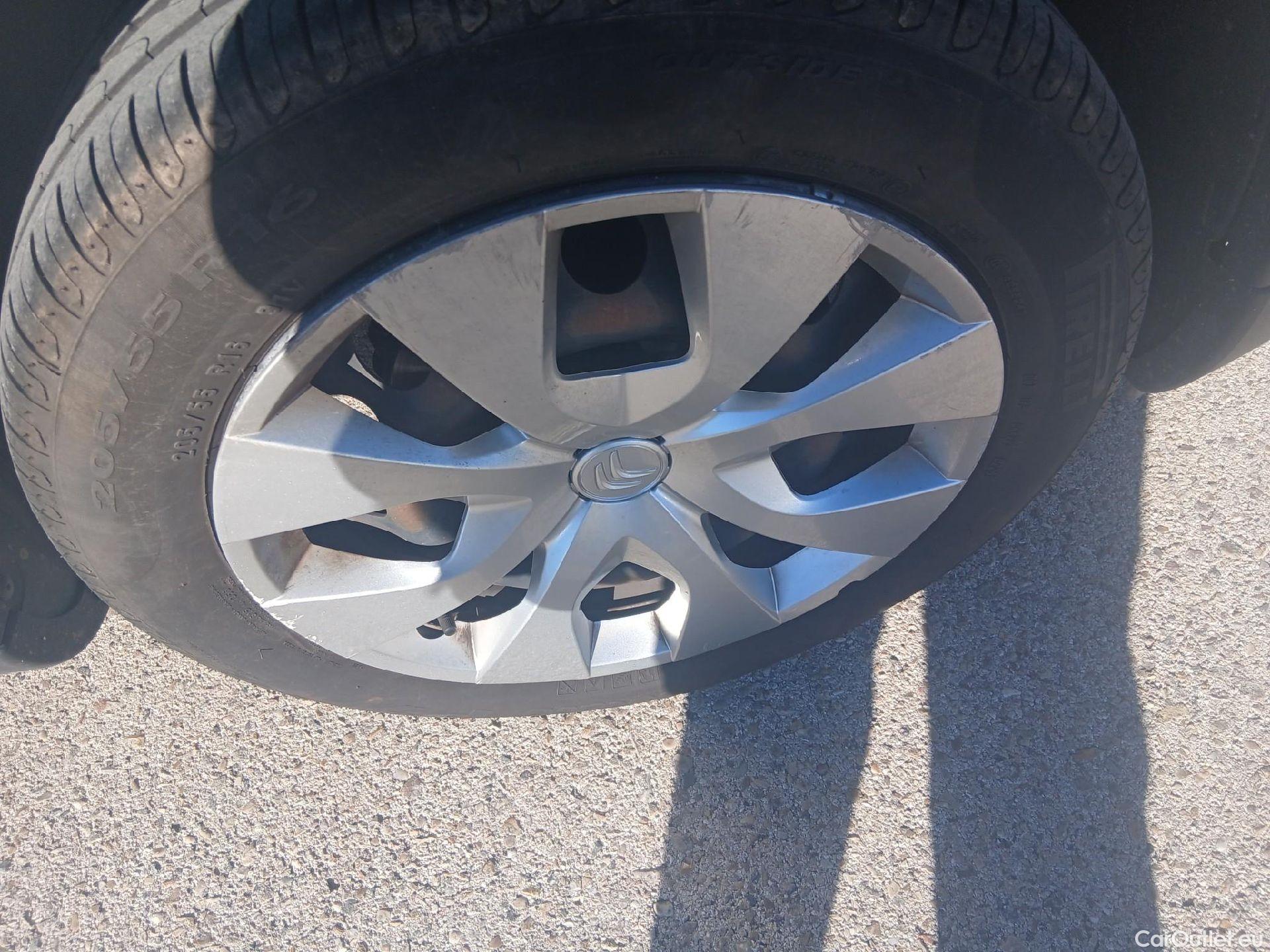  Citroen  C4 Cactus CITROEN  / 2018 / 5P / berlina con portón BlueHDi 73KW (100CV) Live #44