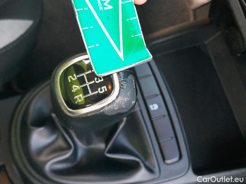  Hyundai  i10 HYUNDAI  / 2020 / 5P / berlina con portón 1.0 Klass #25