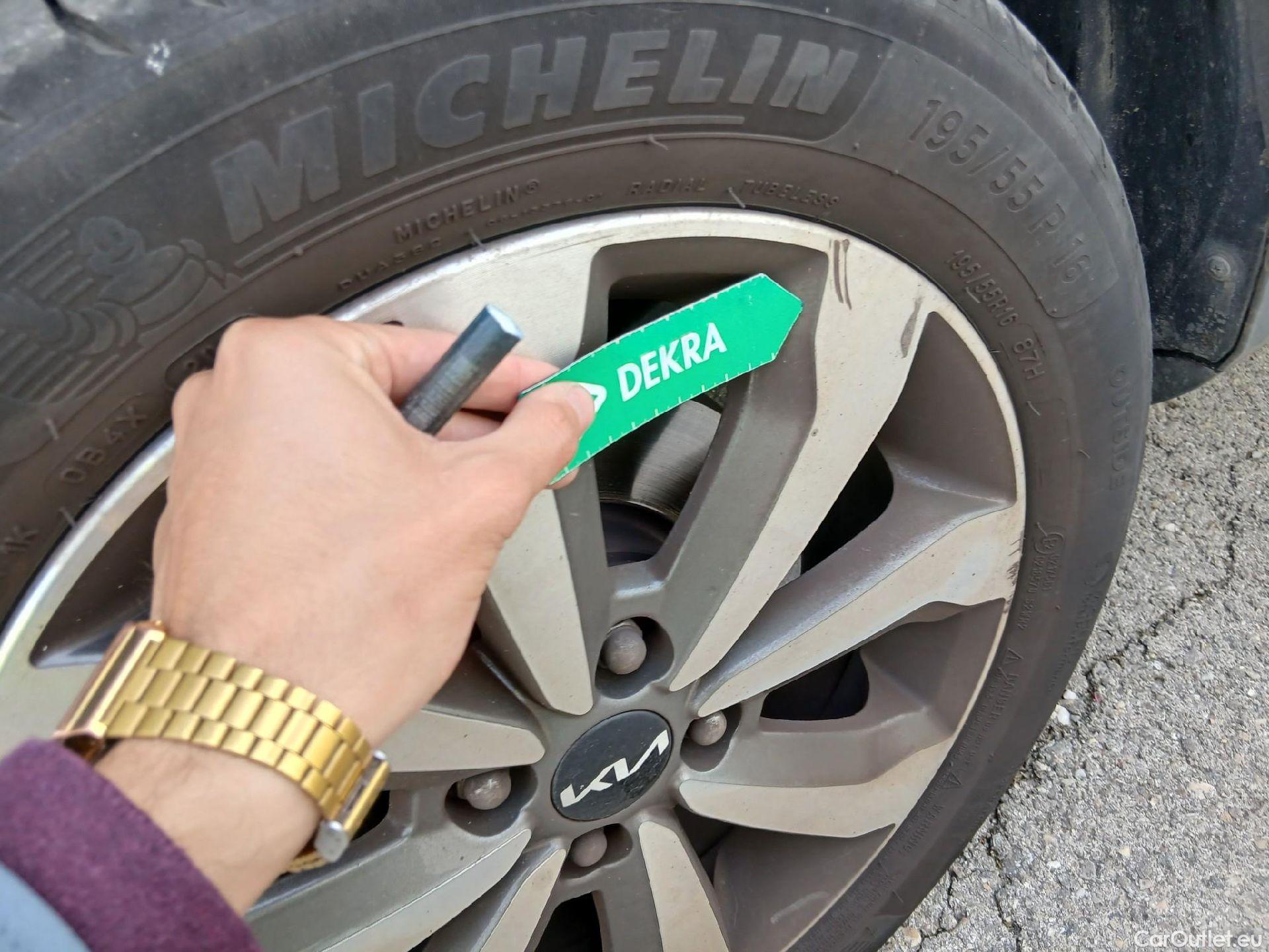  KIA  STONIC KIA  / 2017 / 5P / todoterreno 1.0 T-GDi 74kW (100CV) MHEV iMT Concept #12