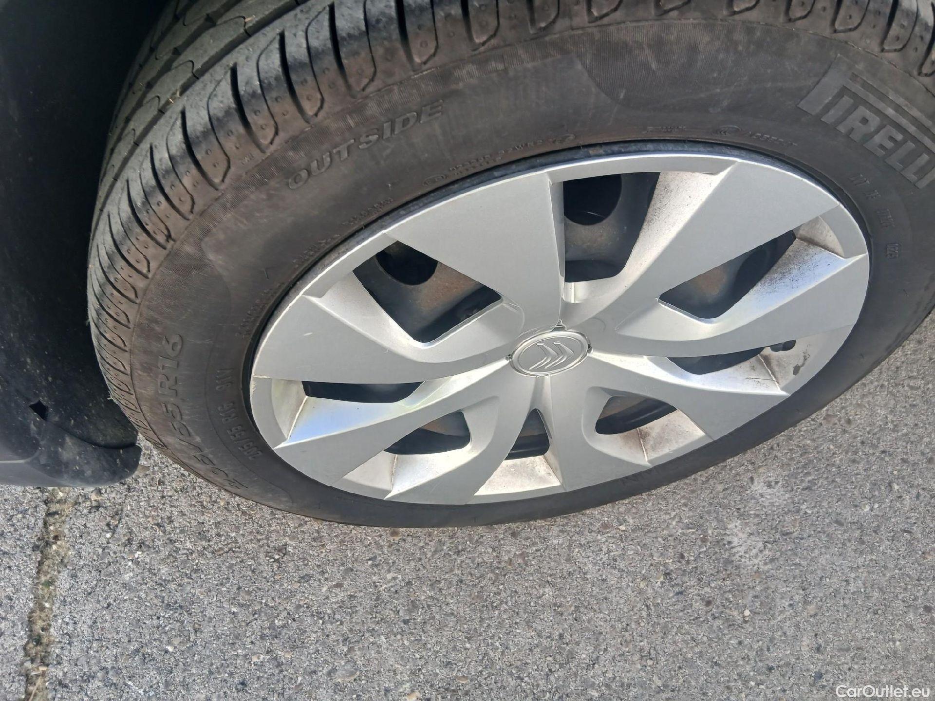  Citroen  C4 Cactus CITROEN  / 2018 / 5P / berlina con portón BlueHDi 73KW (100CV) Live #17