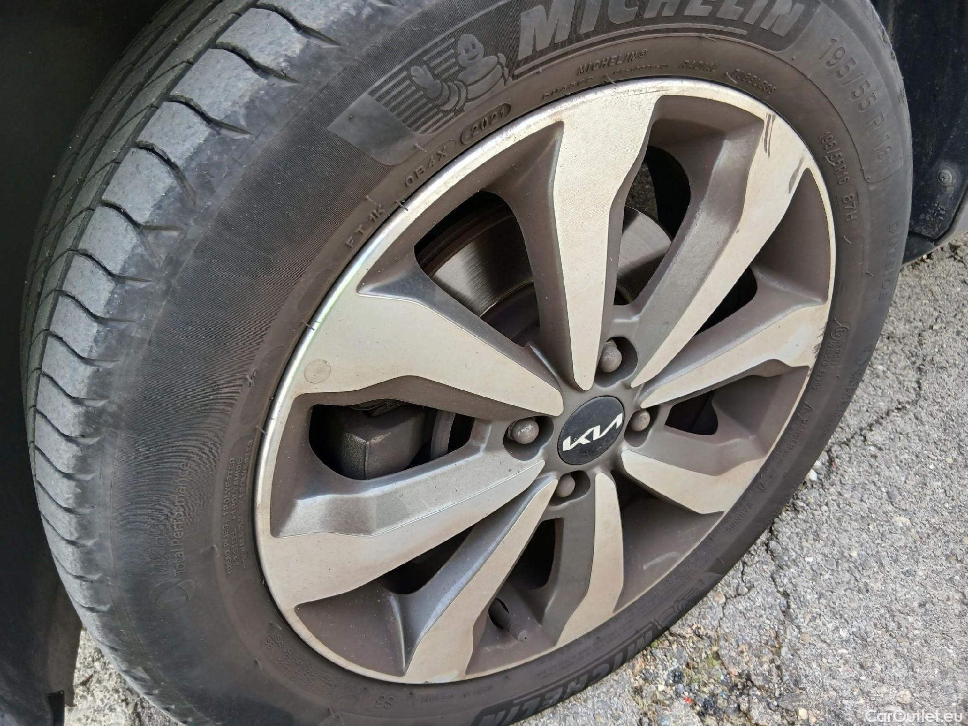  KIA  STONIC KIA  / 2017 / 5P / todoterreno 1.0 T-GDi 74kW (100CV) MHEV iMT Concept #11