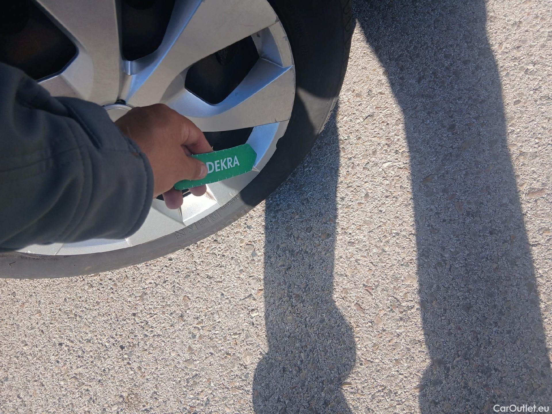  Citroen  C4 Cactus CITROEN  / 2018 / 5P / berlina con portón BlueHDi 73KW (100CV) Live #43