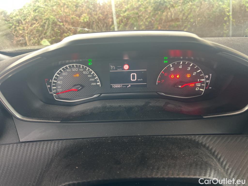  Peugeot  2008 PEUGEOT  / 2019 / 5P / todoterreno Active Pack Puretech 100 S&S BVM6 #25