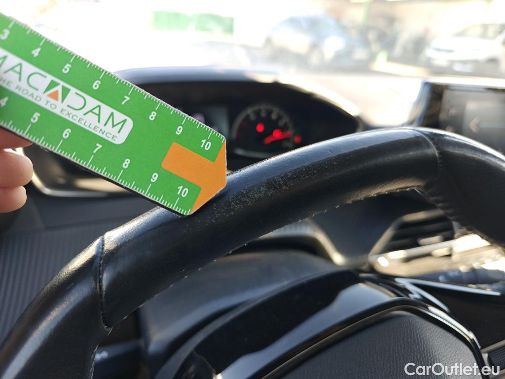  Peugeot  2008 PEUGEOT  / 2019 / 5P / todoterreno Active Puretech 100 S&S BVM6 #28