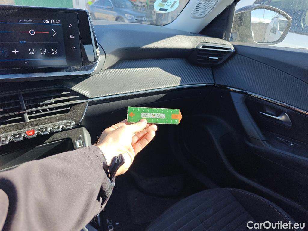  Peugeot  2008 PEUGEOT  / 2019 / 5P / todoterreno Active Puretech 100 S&S BVM6 #26