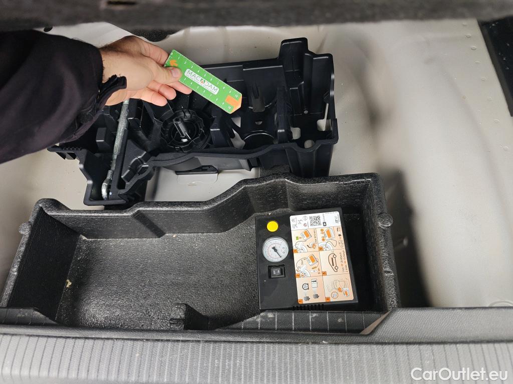  Peugeot  2008 PEUGEOT  / 2019 / 5P / todoterreno Active Pack Puretech 100 S&S BVM6 #8