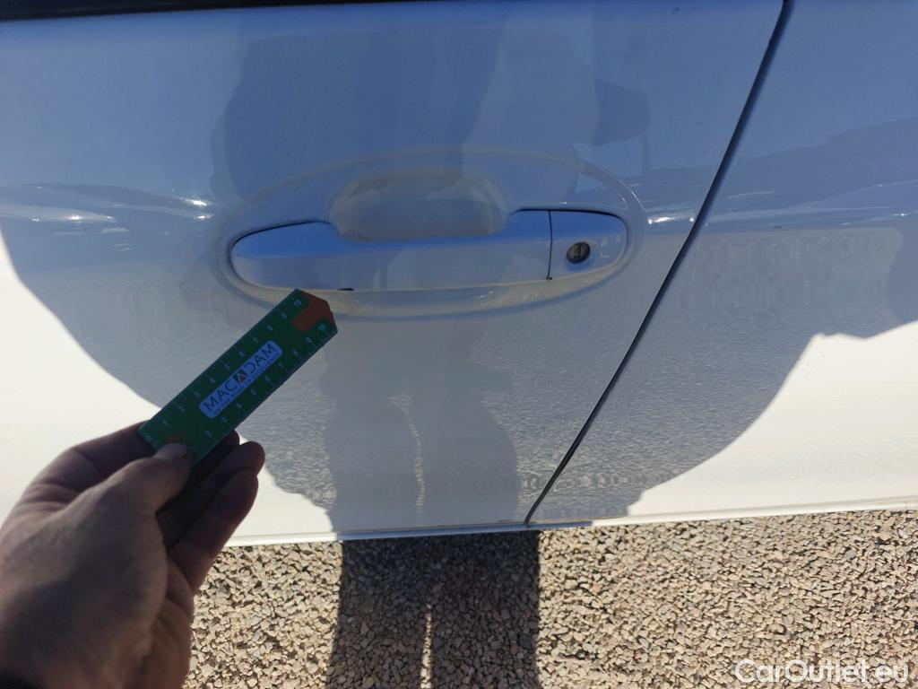  Toyota  Yaris TOYOTA  / 2017 / 5P / berlina con portón 1.5 100H Active Tech #17