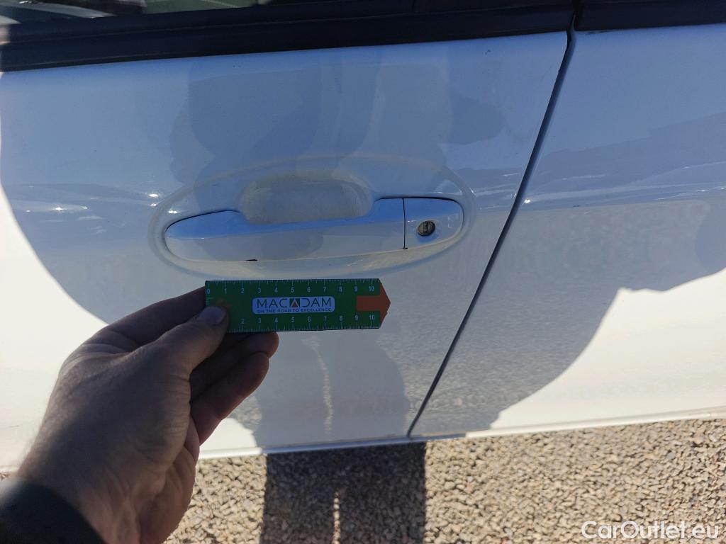  Toyota  Yaris TOYOTA  / 2017 / 5P / berlina con portón 1.5 100H Active Tech #16