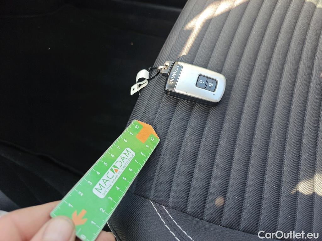  Toyota  Yaris TOYOTA  / 2017 / 5P / berlina con portón 1.5 100H Active Tech #2