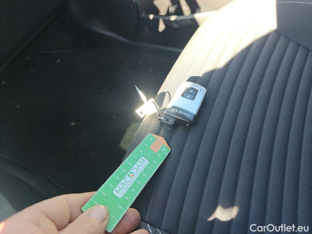  Toyota  Yaris TOYOTA  / 2017 / 5P / berlina con portón 1.5 100H Active Tech #1