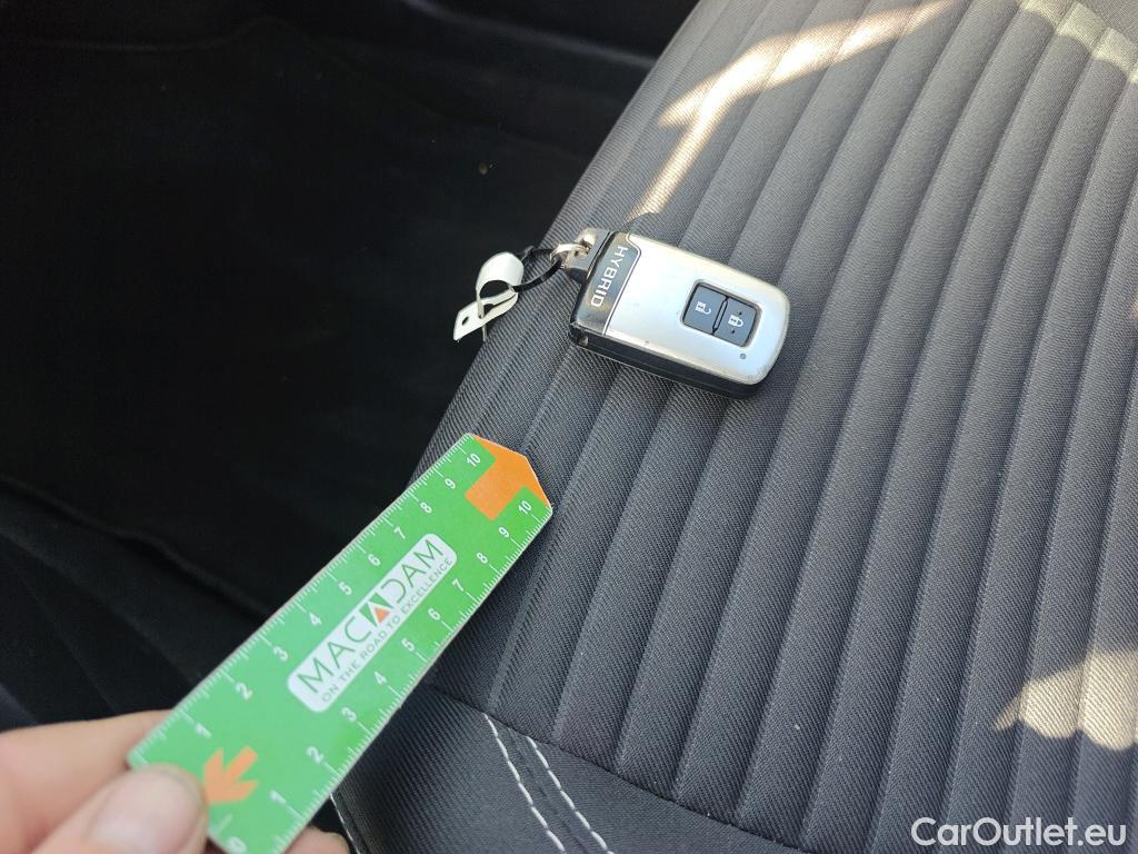  Toyota  Yaris TOYOTA  / 2017 / 5P / berlina con portón 1.5 100H Active Tech #1