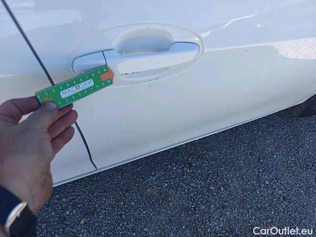  Toyota  Yaris TOYOTA  / 2017 / 5P / berlina con portón 1.5 100H Active Tech #19