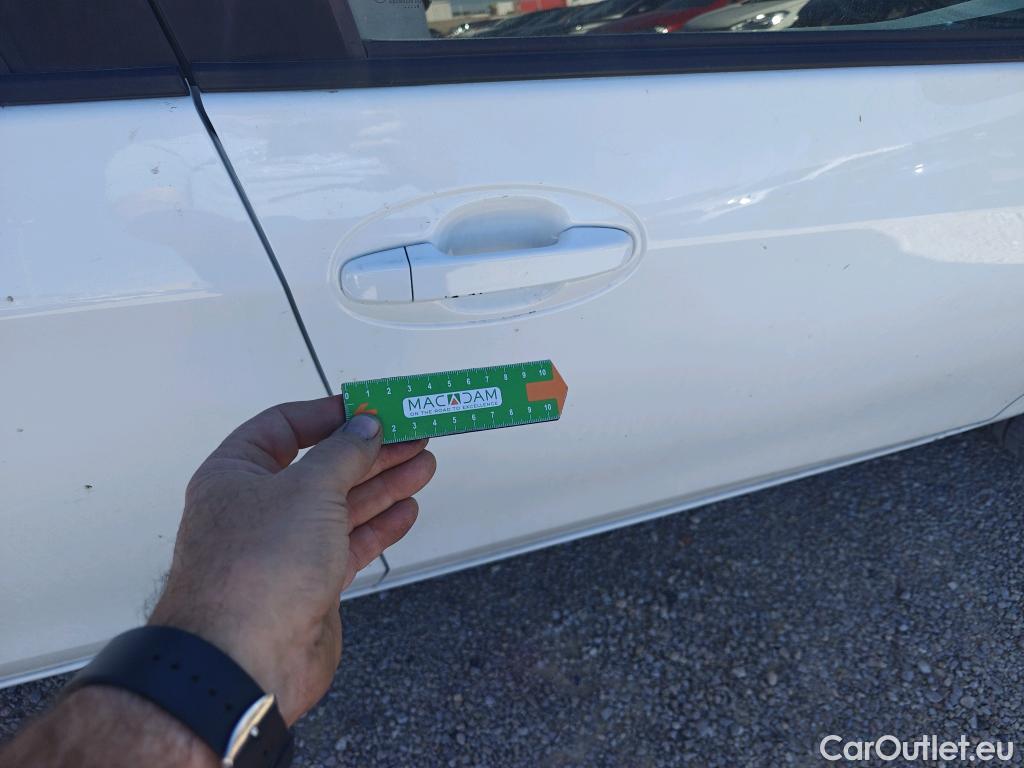  Toyota  Yaris TOYOTA  / 2017 / 5P / berlina con portón 1.5 100H Active Tech #18