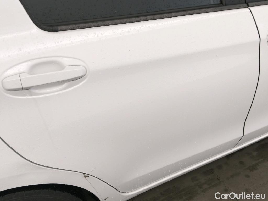  Toyota  Yaris TOYOTA  / 2017 / 5P / berlina con portón 1.5 100H Active #25