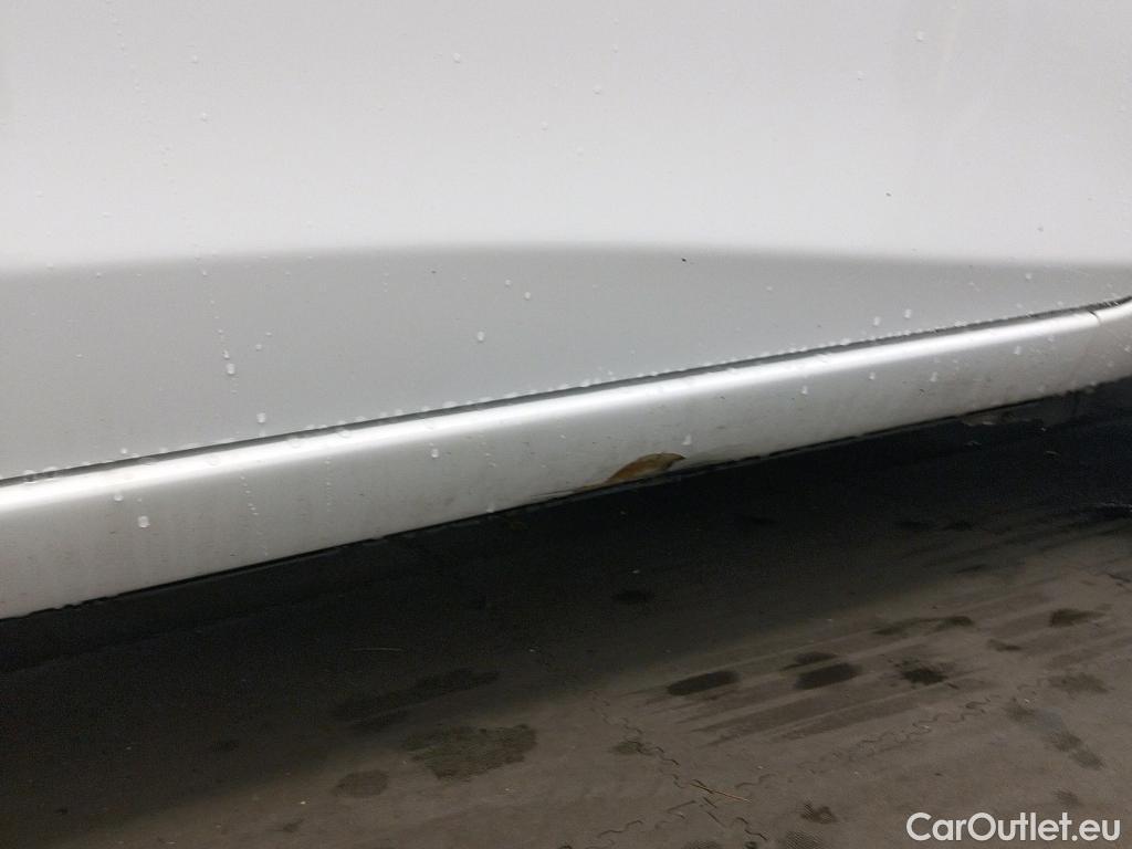  Toyota  Yaris TOYOTA  / 2017 / 5P / berlina con portón 1.5 100H Active #1