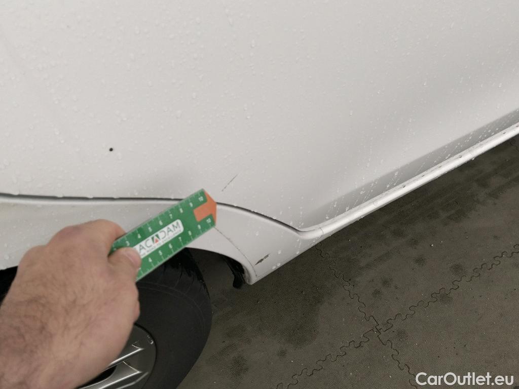  Toyota  Yaris TOYOTA  / 2017 / 5P / berlina con portón 1.5 100H Active #26