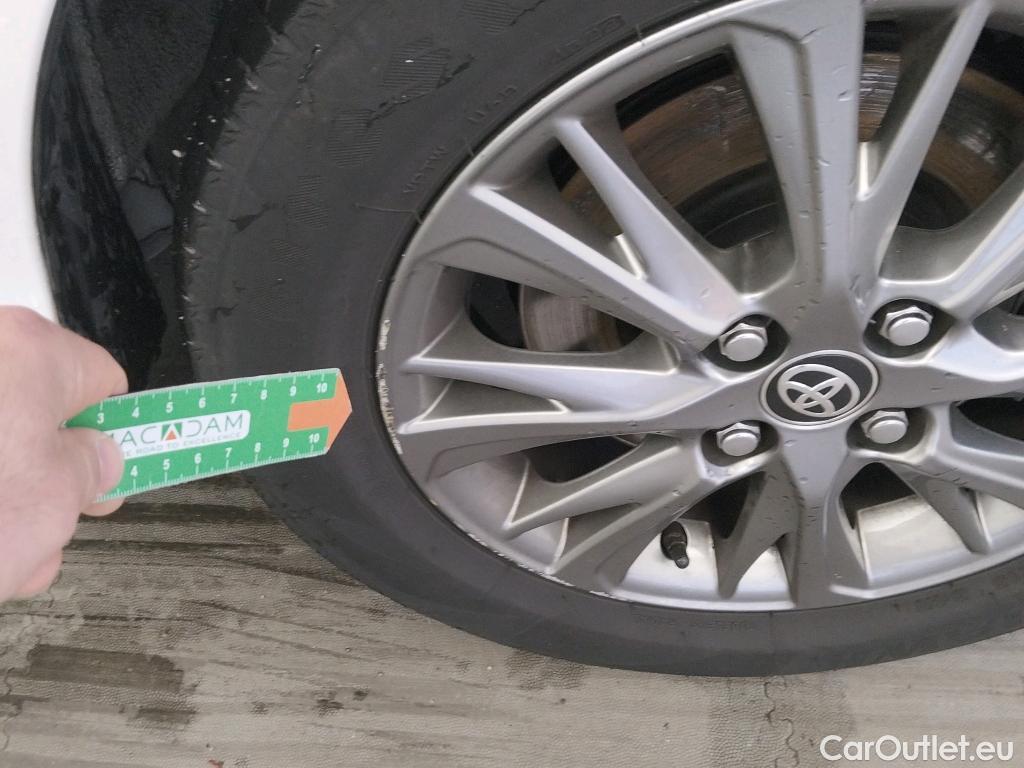  Toyota  Yaris TOYOTA  / 2017 / 5P / berlina con portón 1.5 100H Active #8