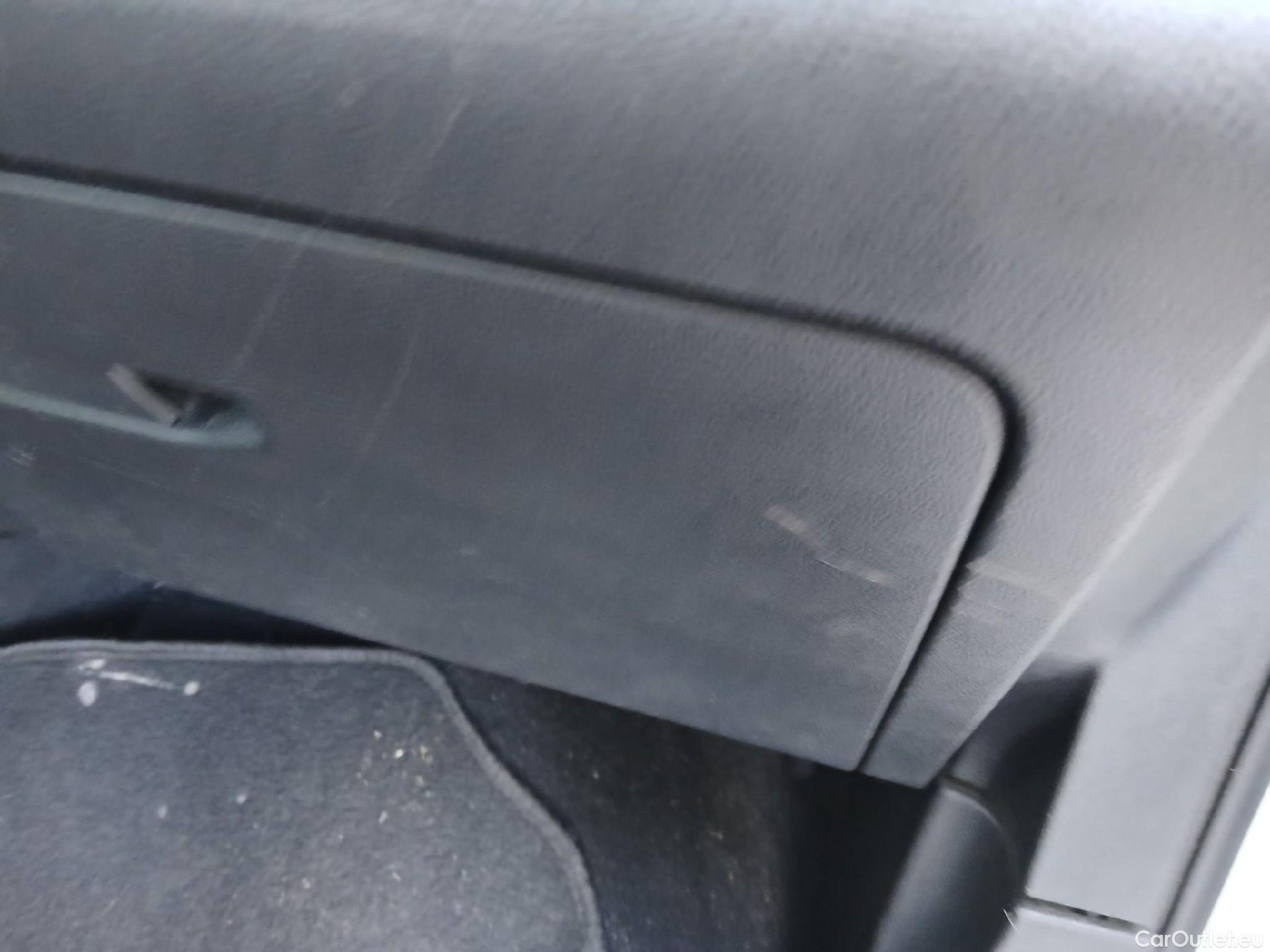  Citroen  Berlingo CITROEN  / 2018 / 4P / combi Talla M BlueHDi 100 LIVE (AC) #23